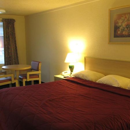 Austin Town Inn Austintown Экстерьер фото
