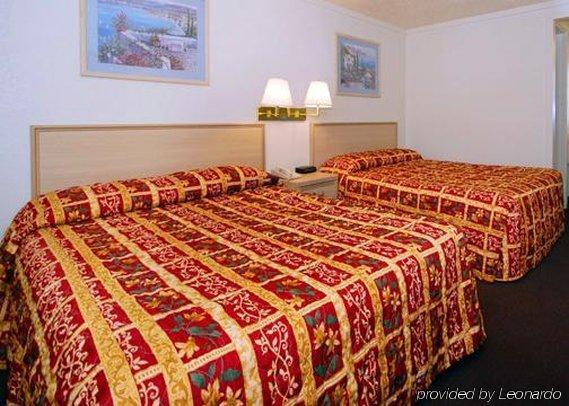 Austin Town Inn Austintown Номер фото